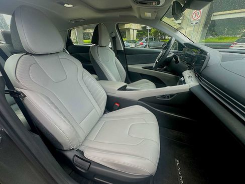 Used 2025 Hyundai Elantra Limited FWD image 25