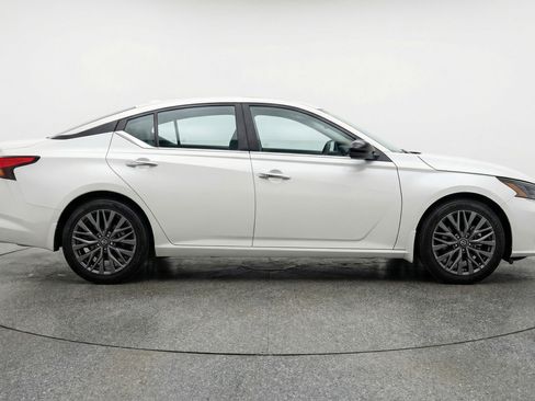 Used 2025 Nissan Altima 2.5 SV image 11