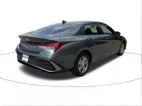 Certified 2026 Hyundai Elantra SE FWD image 3