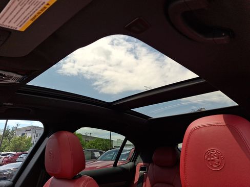 Used 2022 Alfa Romeo Stelvio Veloce AWD/4WD image 14