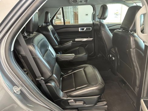 Used 2022 Ford Explorer XLT w/ Equipment Group 202A image 15