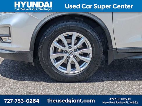 Used 2018 Nissan Rogue SV w/ Premium Package FWD image 10