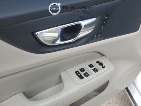 Used 2021 Volvo S60 T5 Momentum FWD image 13