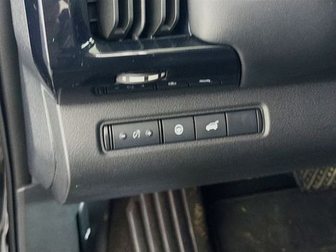 Used 2025 Nissan Pathfinder SV AWD/4WD image 17