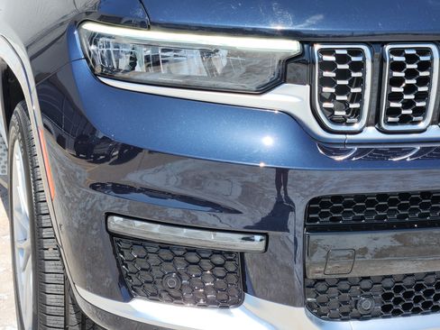Used 2023 Jeep Grand Cherokee L Summit w/ Advanced Protech Group IV AWD/4WD image 9