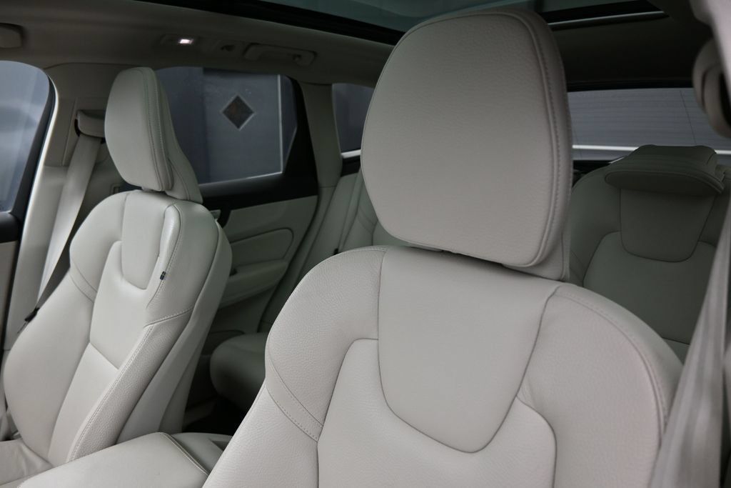 Used 2023 Volvo XC60 B5 Plus FWD image 12
