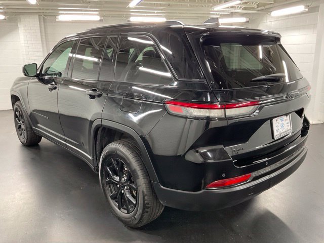 Used 2025 Jeep Grand Cherokee Altitude AWD/4WD image 5