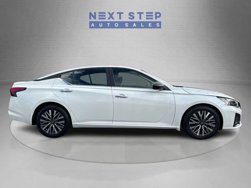 Used 2024 Nissan Altima 2.5 SV FWD image 9