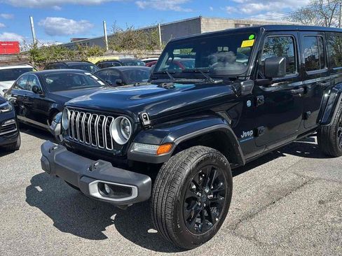 Used 2025 Jeep Wrangler Unlimited Sahara w/ Safety Group AWD/4WD image 1