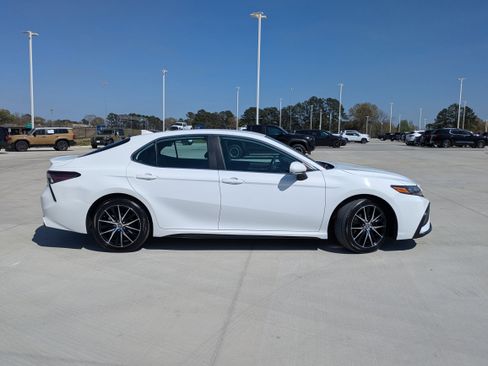 Used 2022 Toyota Camry SE image 8