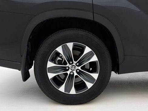 Used 2024 Toyota Highlander XLE image 28