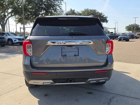 Used 2022 Ford Explorer XLT w/ Equipment Group 202A image 7