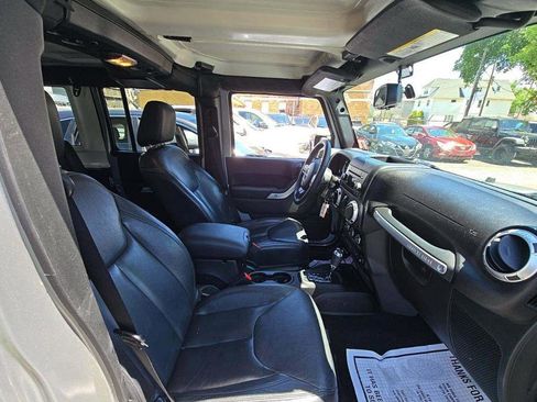 Used 2015 Jeep Wrangler Unlimited Sahara w/ Connectivity Group AWD/4WD image 17