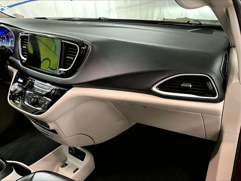 Used 2023 Chrysler Pacifica Touring-L FWD image 13