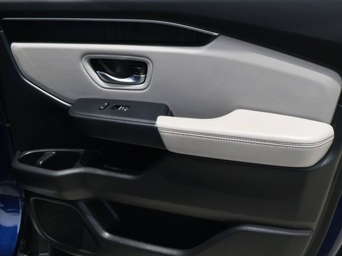 Used 2025 Honda Pilot Elite image 16