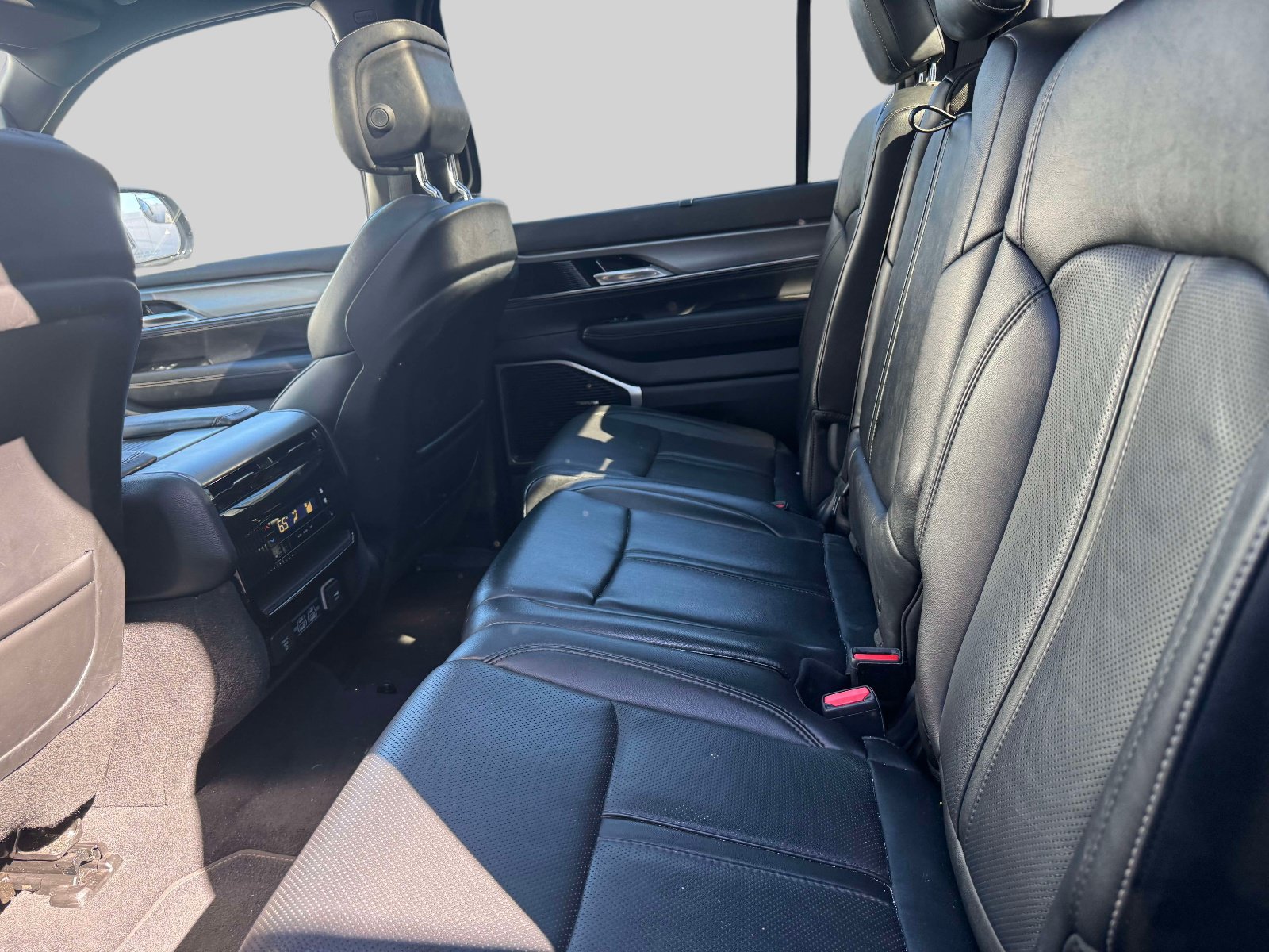 Used 2023 Jeep Wagoneer Series II w/ Convenience Group I AWD/4WD image 14