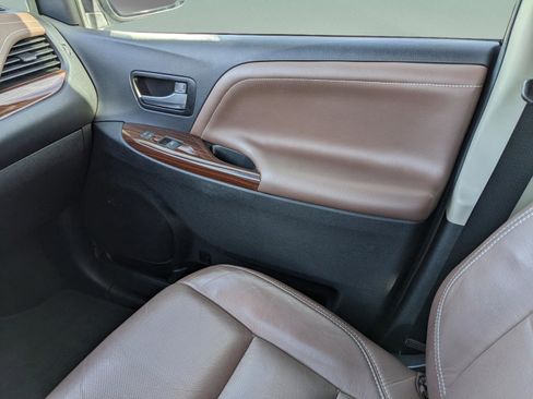 Used 2017 Toyota Sienna Limited image 20