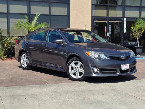 Used 2014 Toyota Camry SE FWD image 3
