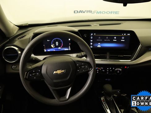Used 2025 Chevrolet Trax LT FWD image 17