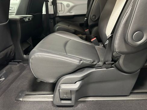 Used 2025 Toyota Sienna XSE image 51