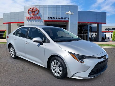 Used 2023 Toyota Corolla LE image 3