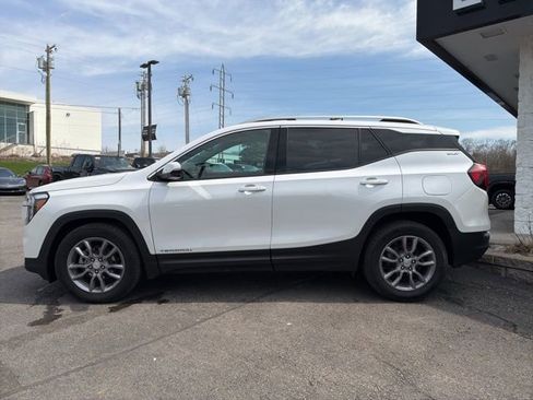 Used 2022 GMC Terrain SLT image 2