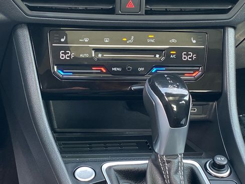 Certified 2025 Volkswagen Jetta SE w/ Sunroof Package FWD image 9