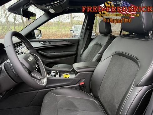 Used 2025 Jeep Grand Cherokee Altitude image 15