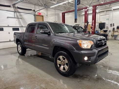 Used 2015 Toyota Tacoma 4x4 Double Cab w/ TRD Sport Package image 4