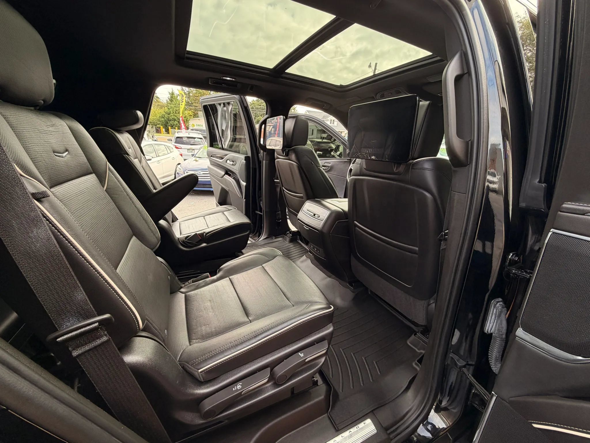 Used 2021 Cadillac Escalade Sport w/ LPO, ONYX Package AWD/4WD image 15