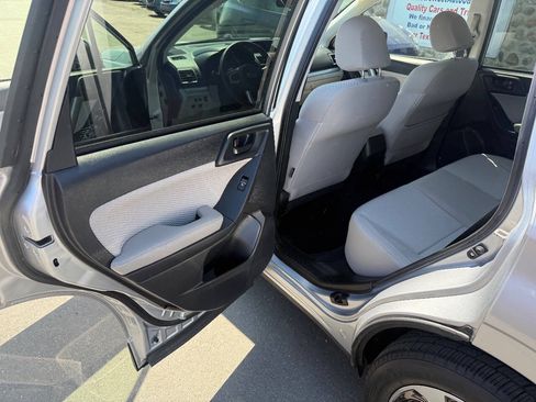 Used 2017 Subaru Forester 2.5i Premium w/ All-Weather Package AWD/4WD image 39