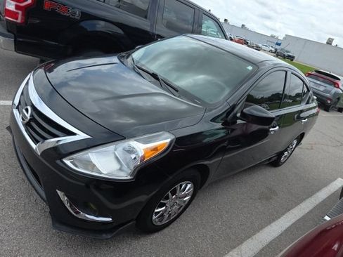 Used 2017 Nissan Versa SV FWD image 2