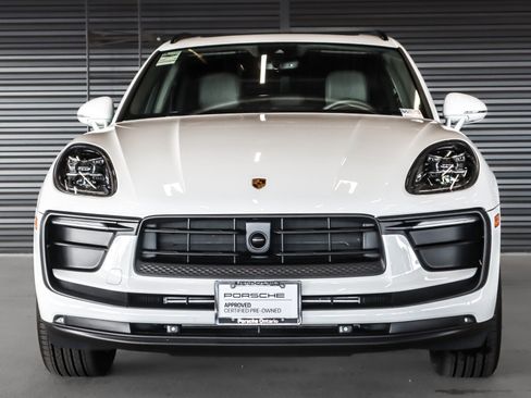 Certified 2025 Porsche Macan image 8