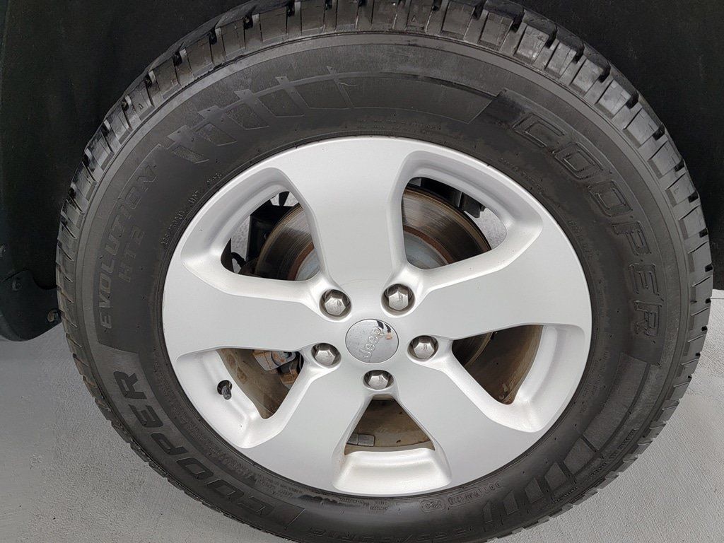 Used 2013 Jeep Grand Cherokee Laredo AWD/4WD image 11