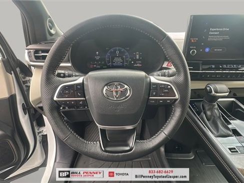 Used 2025 Toyota Sienna Platinum image 17