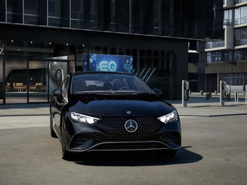 New 2026 Mercedes-Benz EQE 320 4MATIC Sedan image 7