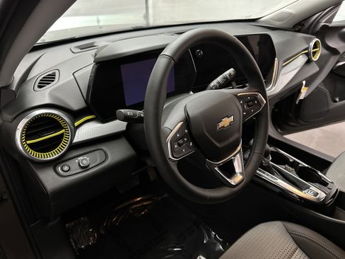 Used 2024 Chevrolet Trax LT w/ Sunroof Package image 15