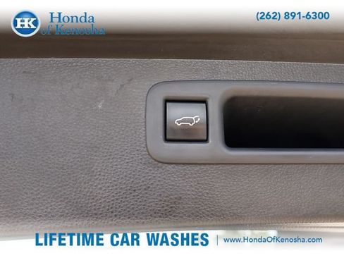 Used 2021 Toyota Highlander XLE AWD/4WD image 25