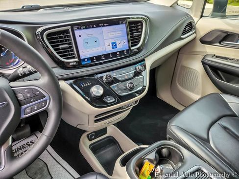 Used 2023 Chrysler Pacifica Touring-L FWD image 22