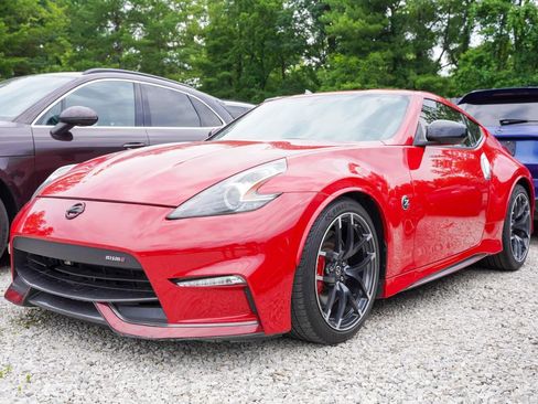 Used 2017 Nissan 370Z NISMO RWD image 2