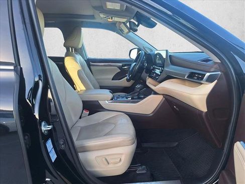 Certified 2021 Toyota Highlander Platinum image 21
