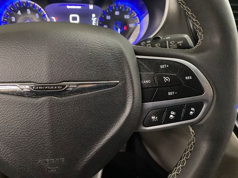 Used 2023 Chrysler Pacifica Touring-L FWD image 21