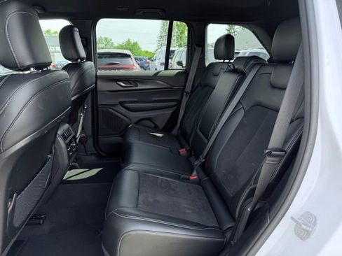 Used 2025 Jeep Grand Cherokee Altitude AWD/4WD image 19