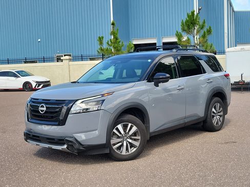Used 2024 Nissan Pathfinder SL w/ Black Appearance Package FWD image 1