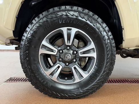 Used 2017 Toyota Tacoma TRD Sport w/ Tow Package (A/T) AWD/4WD image 9