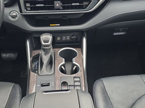 Used 2023 Toyota Highlander Platinum image 25