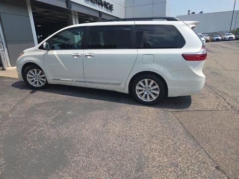 Used 2017 Toyota Sienna Limited Premium FWD image 8