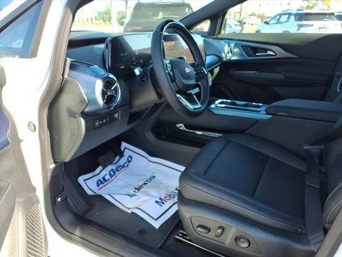 New 2026 Chevrolet Equinox EV LT image 11