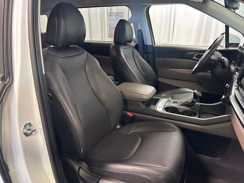 Used 2025 Kia Carnival FWD image 23