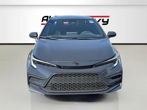 Used 2023 Toyota Corolla SE image 2